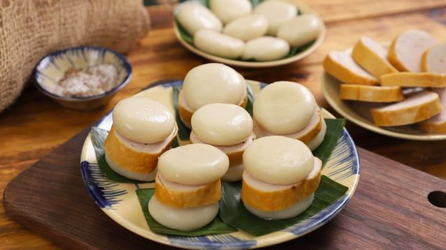 Bánh giầy kẹp chả lụa