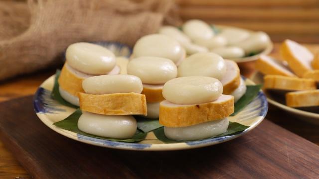 Bánh giầy kẹp chả lụa