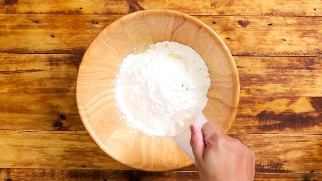Bánh giầy kẹp chả lụa