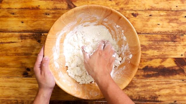 Bánh giầy kẹp chả lụa