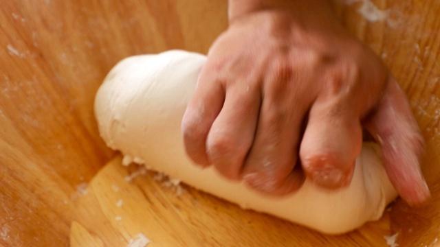 Bánh giầy kẹp chả lụa