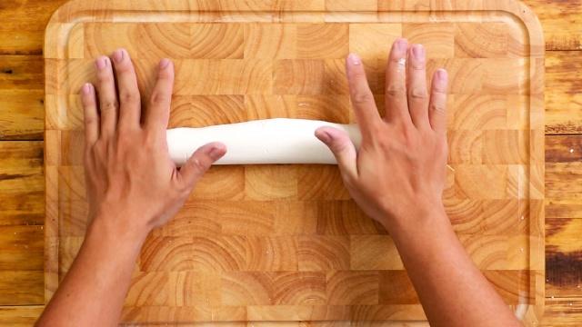 Bánh giầy kẹp chả lụa