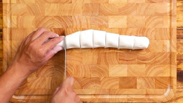 Bánh giầy kẹp chả lụa