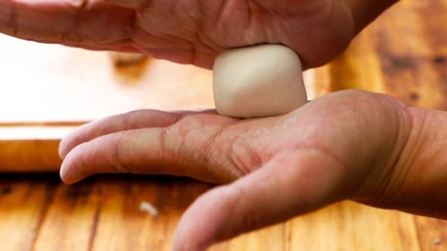 Bánh giầy kẹp chả lụa