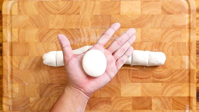 Bánh giầy kẹp chả lụa