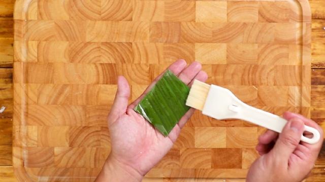 Bánh giầy kẹp chả lụa
