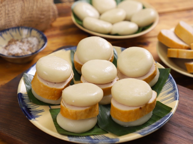 Bánh giầy kẹp chả lụa