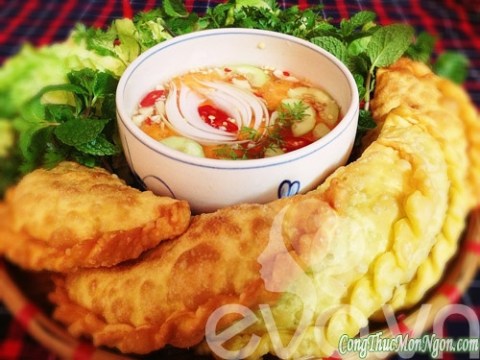 banh goi nhan tom gion ngon kho cuong Bánh gối nhân tôm giòn ngon khó cưỡng