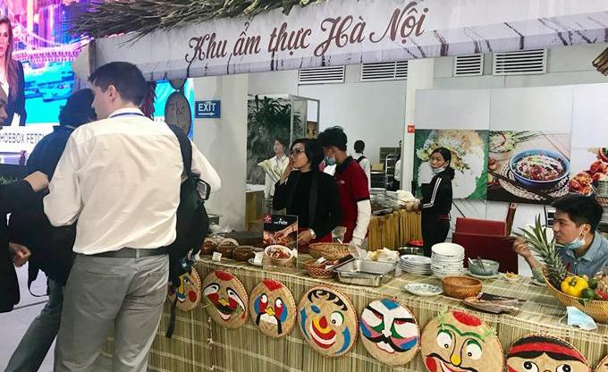 Bánh khúc, chả cốm được phục vụ ở trung tâm báo chí hội nghị Mỹ - Triều