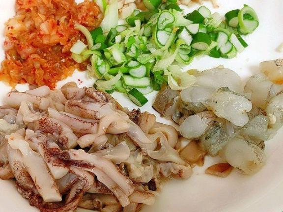 Bánh kim chi hải sản: Nhanh  như fastfood, ngon như nhà hàng