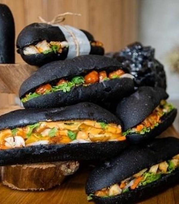 Bánh mì bóng đêm được giới trẻ săn lùng ráo riết nay đã chính thức ‘đổ bộ’ Hà Nội