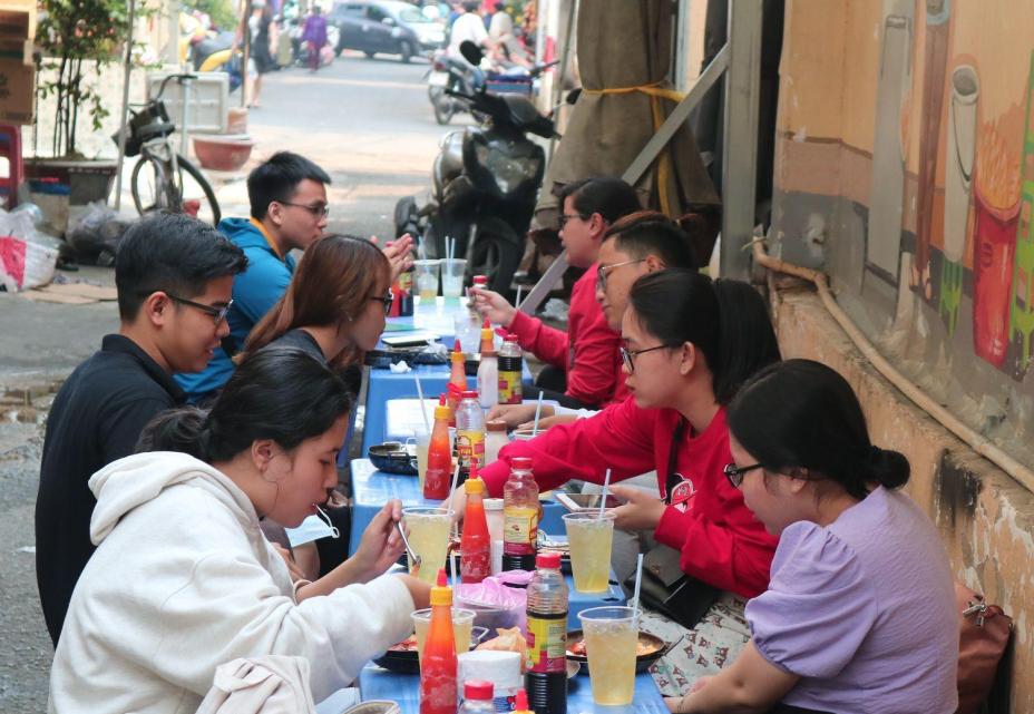 Bánh mì chảo ‘bê đê’ khiến người Sài Gòn đến ăn là phụ, nói chuyện cô chủ là chính