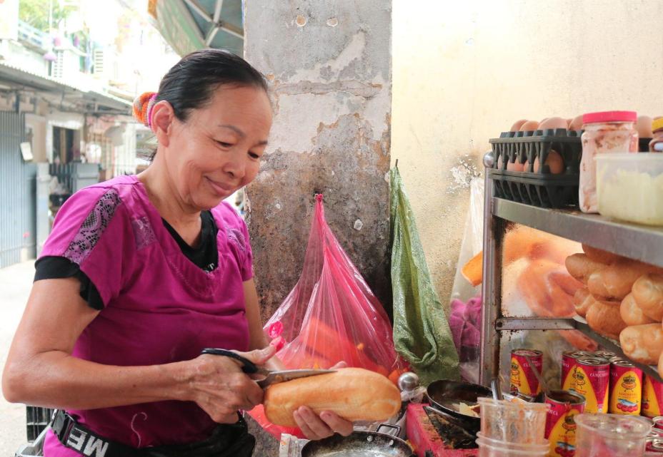 Bánh mì chảo ‘bê đê’ khiến người Sài Gòn đến ăn là phụ, nói chuyện cô chủ là chính