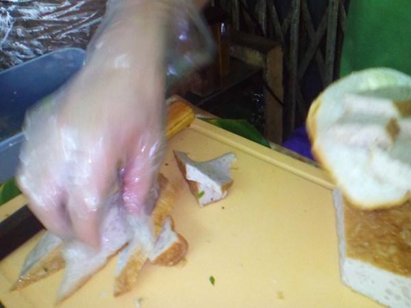 Bánh mì chuyên chả nườm nượp khách ở Hà Nội