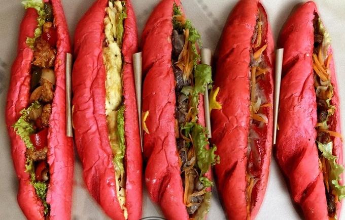 Bánh mì cờ đỏ sao vàng gây sốt