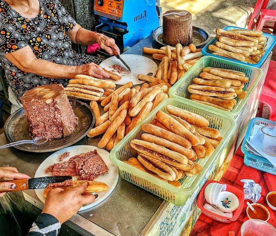 Bánh mì dân tổ, bánh mì trứng đánh kem ở Hà Nội, bạn đã ăn thử?