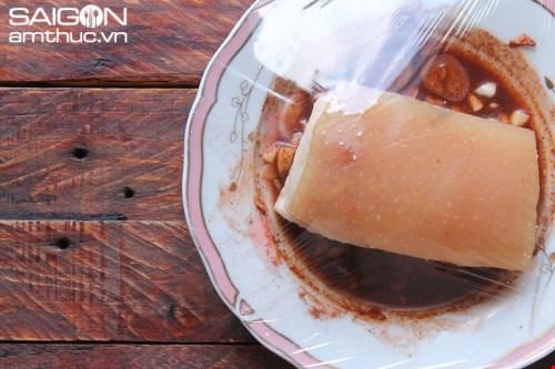 Bánh mì heo quay giòn rụm, hấp dẫn