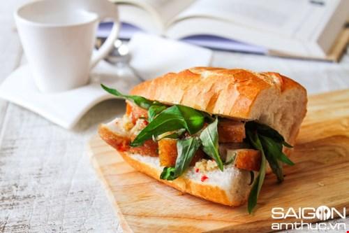 Bánh mì heo quay giòn rụm, hấp dẫn