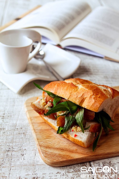 Bánh mì heo quay giòn rụm, hấp dẫn