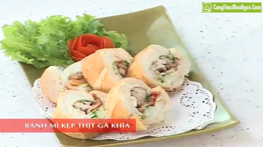 Bánh mì kẹp thịt gà khìa