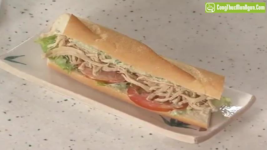 Bánh mì kẹp thịt gà