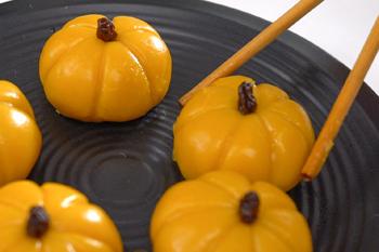 Bánh mochi bí đỏ cho lễ hội Halloween