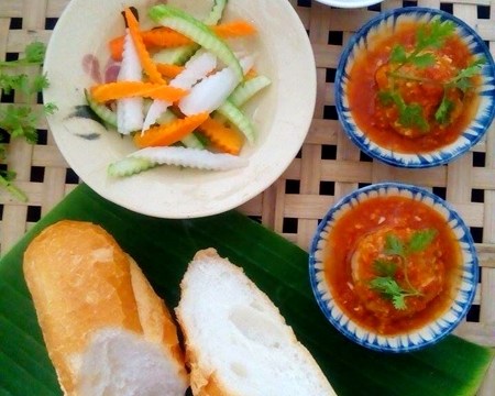 banh my cham xiu mai sot ca chua Bánh mỳ chấm xíu mại sốt cà chua