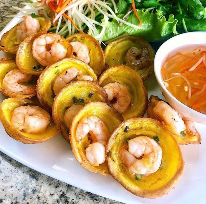 Bánh nậm là đặc sản nổi tiếng của địa phương nào?