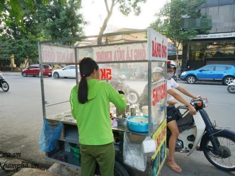 banh ong la dua khmer vua vuot nghin cay so ra hn da gay sot tu chieu den t Bánh ống lá dứa Khmer vừa vượt nghìn cây số ra HN đã gây sốt từ chiều đến tối mịt