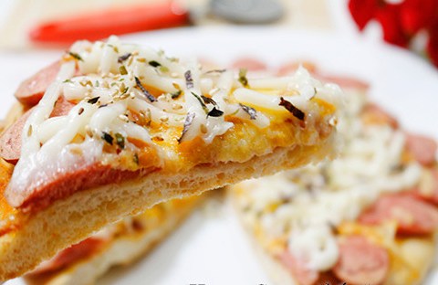 banh pizza xuc xich giam bong tuyet ngon Bánh pizza xúc xích giăm bông tuyệt ngon