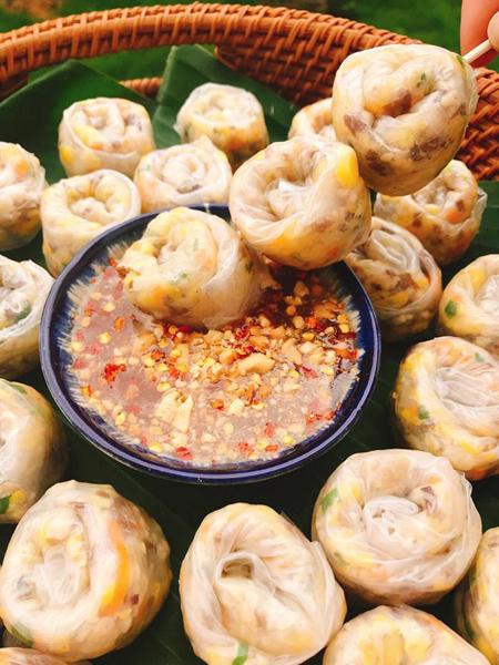 Bánh tráng cuốn chấm mắm me