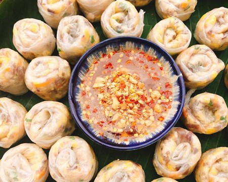 banh trang cuon cham mam me Bánh tráng cuốn chấm mắm me