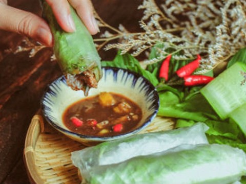 banh trang cuon thit luoc cham mam nem cho bua trua ngon lanh nhanh gon Bánh tráng cuốn thịt luộc chấm mắm nêm cho bữa trưa ngon lành nhanh gọn