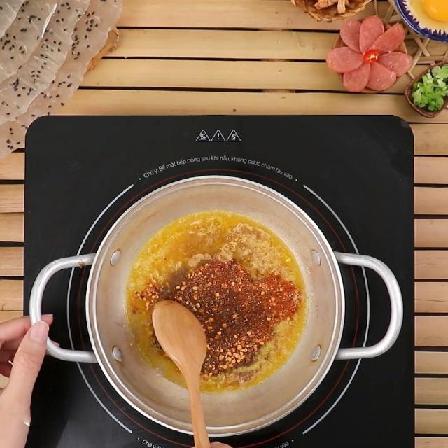 Bánh tráng mắm ruốc tóp mỡ phô mai nướng