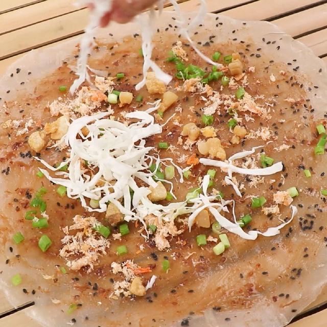 Bánh tráng mắm ruốc tóp mỡ phô mai nướng