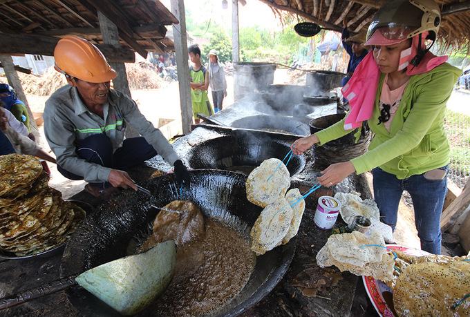 Bánh tráng nhúng đường dân dã của người Quảng Nam