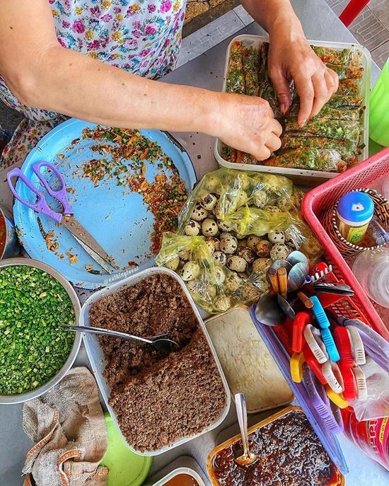 Bánh tráng nướng ăn kèm trứng ốp la ở Đà Nẵng