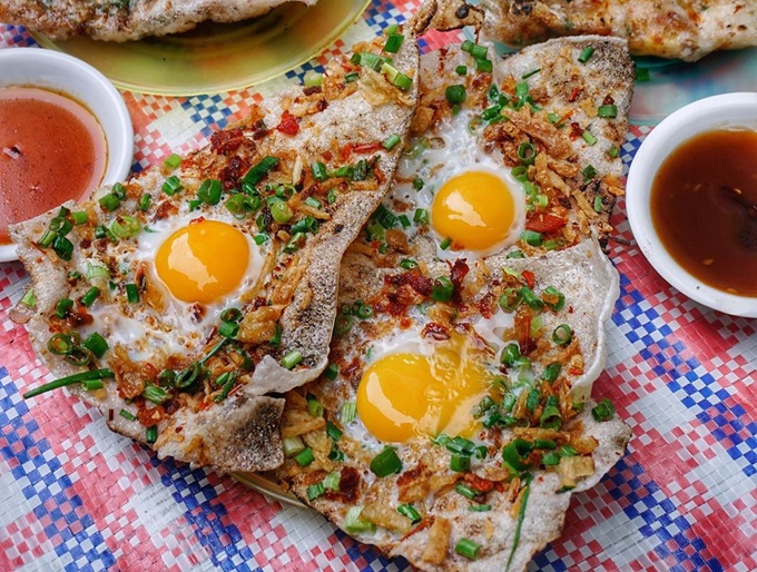 Bánh tráng nướng ăn kèm trứng ốp la ở Đà Nẵng