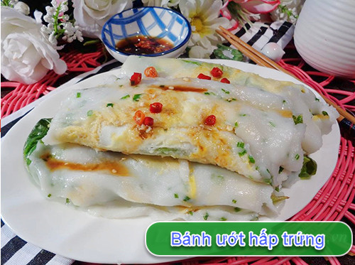 Bánh ướt hấp trứng nóng hổi cho bữa sáng