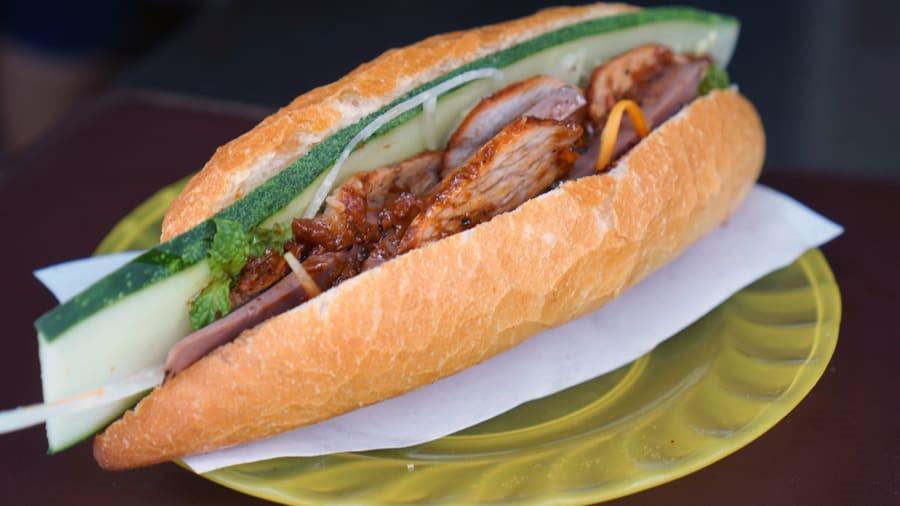 Báo Tây điểm danh những hàng bánh mì hút khách ở Hội An