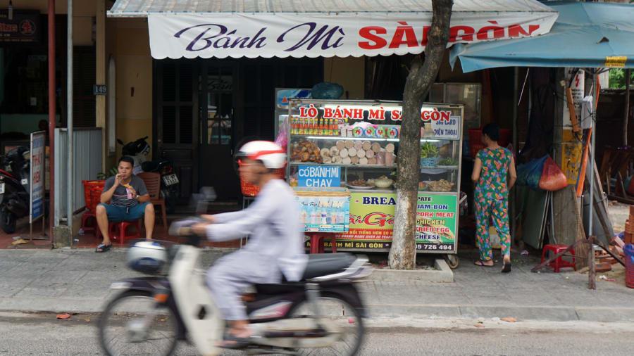 Báo Tây điểm danh những hàng bánh mì hút khách ở Hội An