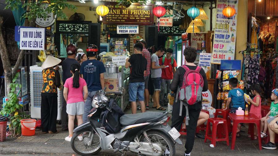 Báo Tây điểm danh những hàng bánh mì hút khách ở Hội An