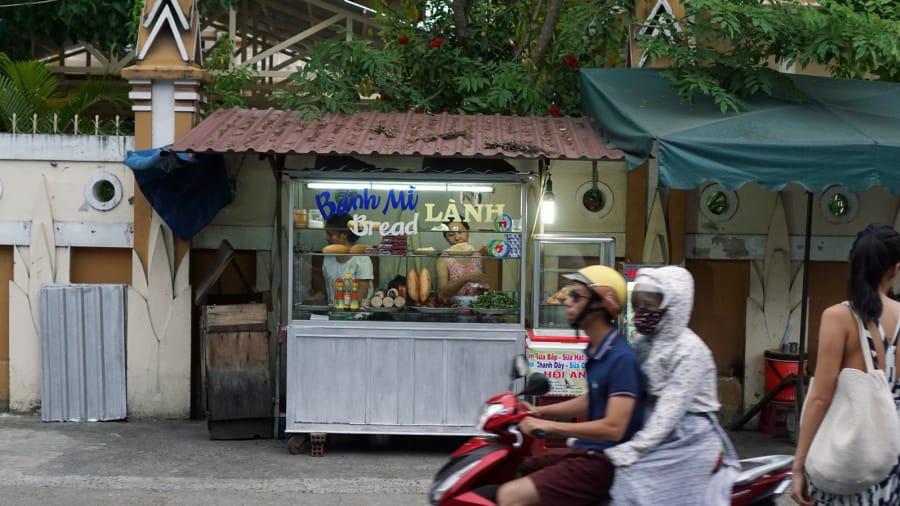 Báo Tây điểm danh những hàng bánh mì hút khách ở Hội An