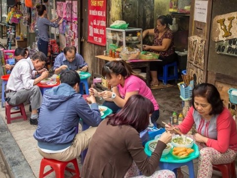 bao tay mieu ta am thuc duong pho ha noi chi nhin thoi da thom them Báo Tây miêu tả ẩm thực đường phố Hà Nội 'chỉ nhìn thôi đã thòm thèm'