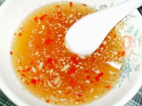 bat mi cach chon nuoc mam ngon cho bua com gia dinh Bật mí cách chọn nước mắm ngon cho bữa cơm gia đình