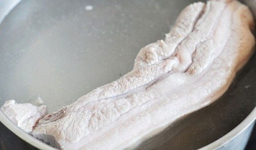 Bật mí mẹo luộc thịt lợn mềm ngọt, không bị khô