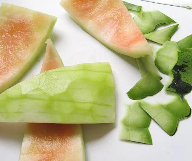 Bị chê bai cũng mặc kệ, bạn cứ tự tin xào vỏ dưa hấu với nấm, ai ăn rồi cũng sẽ tấm tắc khen