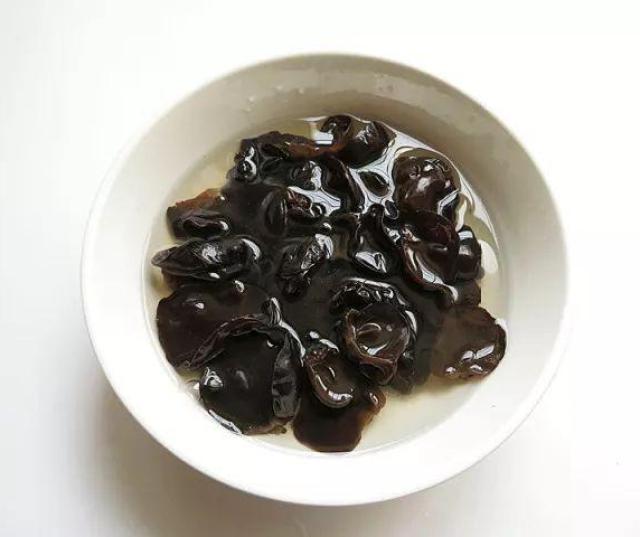 Bị chê bai cũng mặc kệ, bạn cứ tự tin xào vỏ dưa hấu với nấm, ai ăn rồi cũng sẽ tấm tắc khen