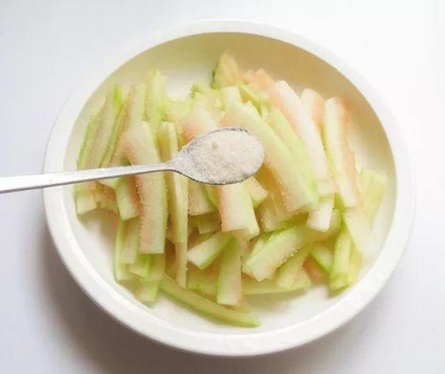 Bị chê bai cũng mặc kệ, bạn cứ tự tin xào vỏ dưa hấu với nấm, ai ăn rồi cũng sẽ tấm tắc khen