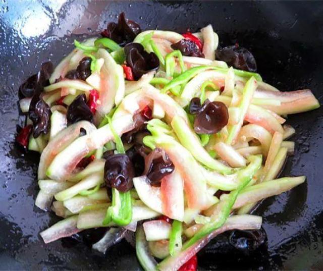Bị chê bai cũng mặc kệ, bạn cứ tự tin xào vỏ dưa hấu với nấm, ai ăn rồi cũng sẽ tấm tắc khen